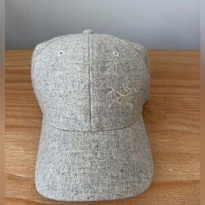 NWOT Arc’teryx Light Grey Wool Ball Cap Fitted. Size S/M.